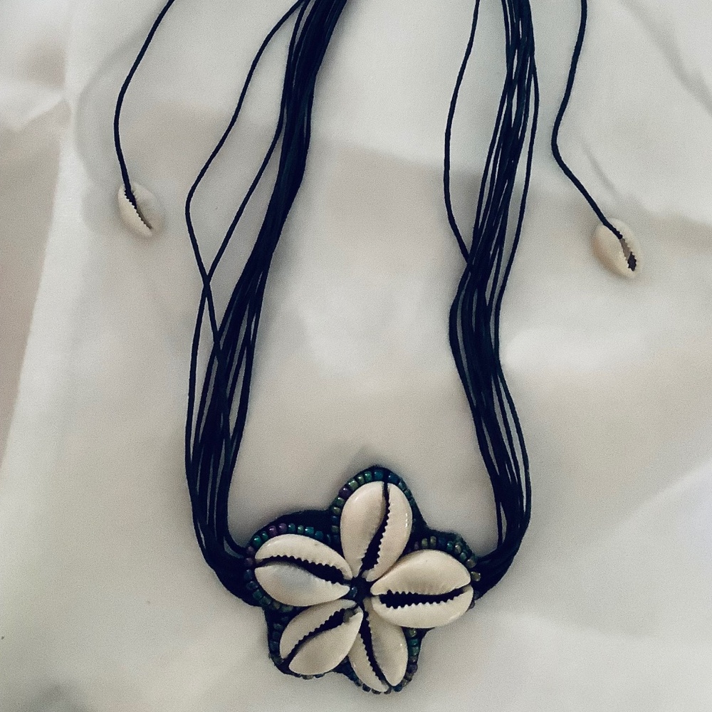 Cowrie Black Shell Flower Necklace Tropical Exotic  NWT - Picture 4 of 4